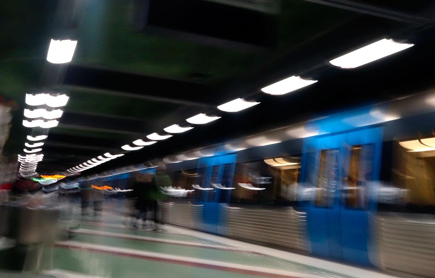 Under veckan har Aftonbladet skildrat klassklyftorna längst den röda tunnelbanelinjen i Stockholm. Vi får en bild av ett land som faller isär.