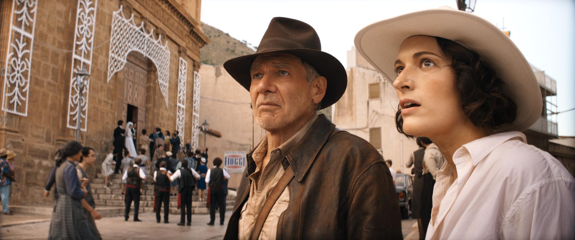 Indiana Jones (Harrison Ford) och Helena (Phoebe Waller-Bridge) i den femte filmen i serien betitlad "The dial of destiny". Matinéäventyr med kamp mot nazister och jakt på mytologiska artefakter. Pressbild.
