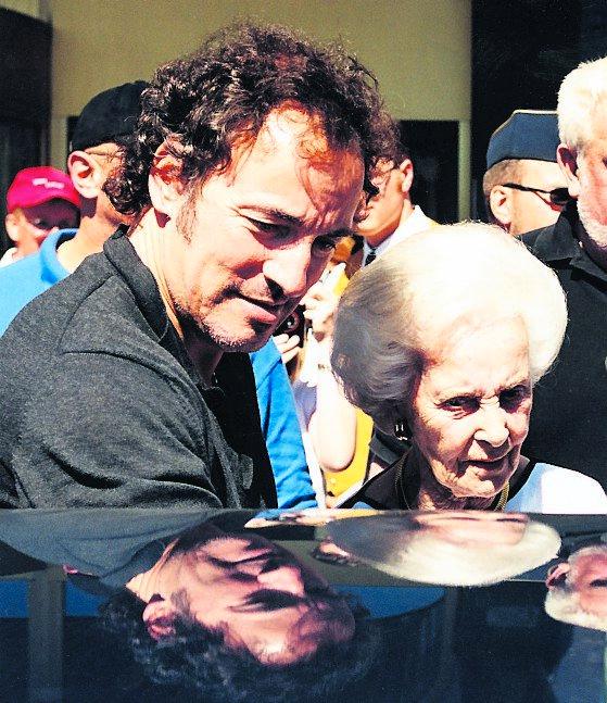 Lilian har haft tillfälle att träffa många kändisar. Här hänger hon med rocklegendaren Bruce Springsteen 1999.