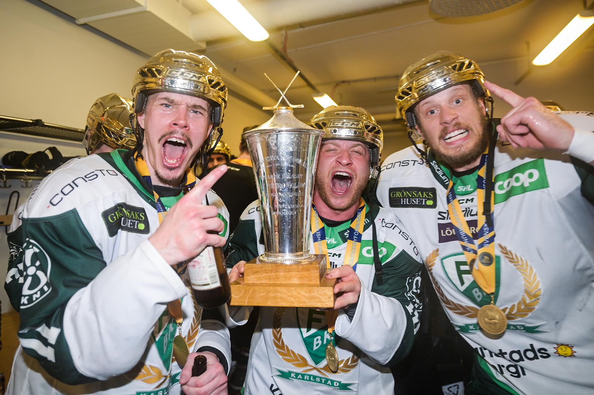 Joakim Nygård, Marcus Nilsson och Jacob de la Rose firar SM-guldet.