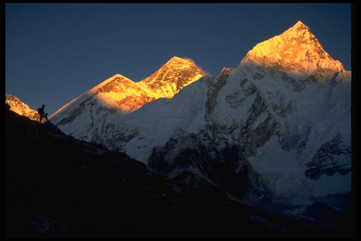 Toppenresa! 30 000 turister strömmar årligen till foten av Mount Everest. Men bara några hundra försöker nå toppen.