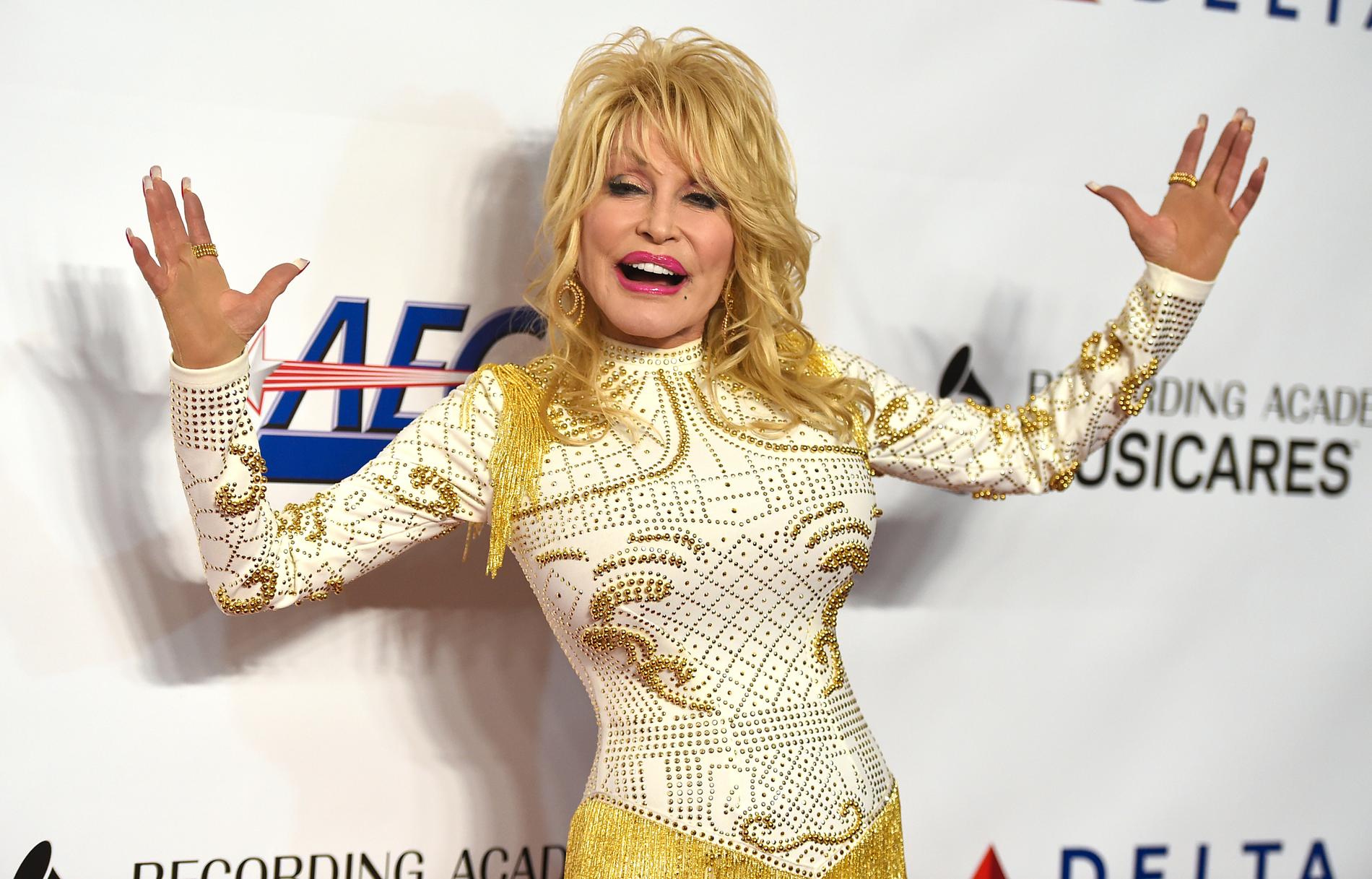 Dolly Parton anländer till en gala till hennes ära, hösten 2019. Sarah Smarshs essä ”Dolly Parton och kvinnorna som levde hennes låtar” är lojal mot Parton och hennes fans, skriver Jack Hildén i sin recension.