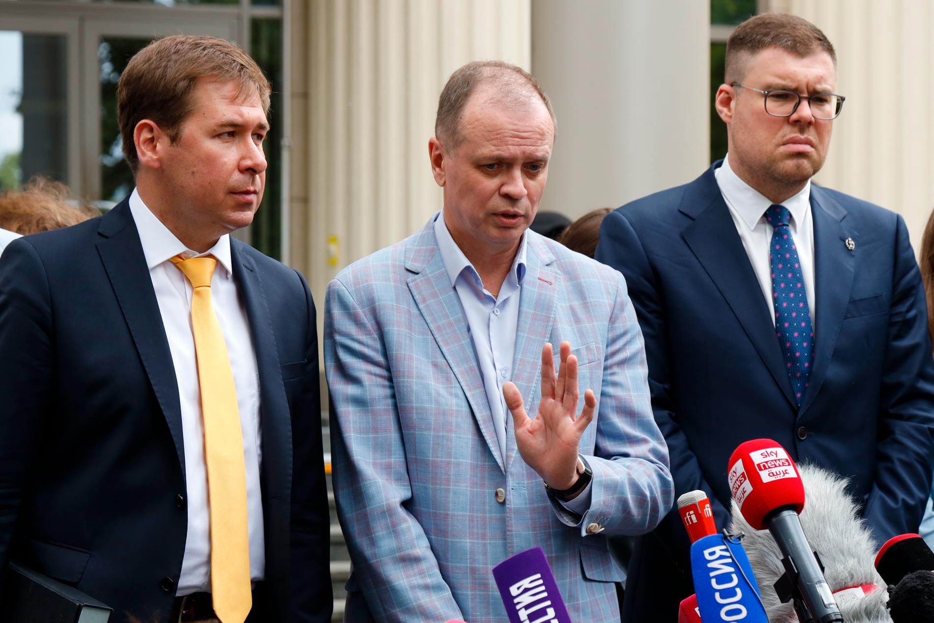Den ryske försvarsadvokaten Ivan Pavlov (i mitten) som ledde Komanda 29, vid en domstolsförhandling i juni.