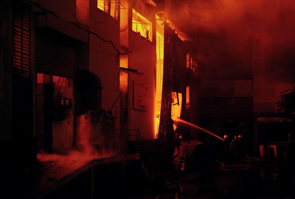Två bränder bröt under tisdagen ut i två pakistanska fabriker – en klädfabrik i Karachi  och en skofabrik i Lahore.