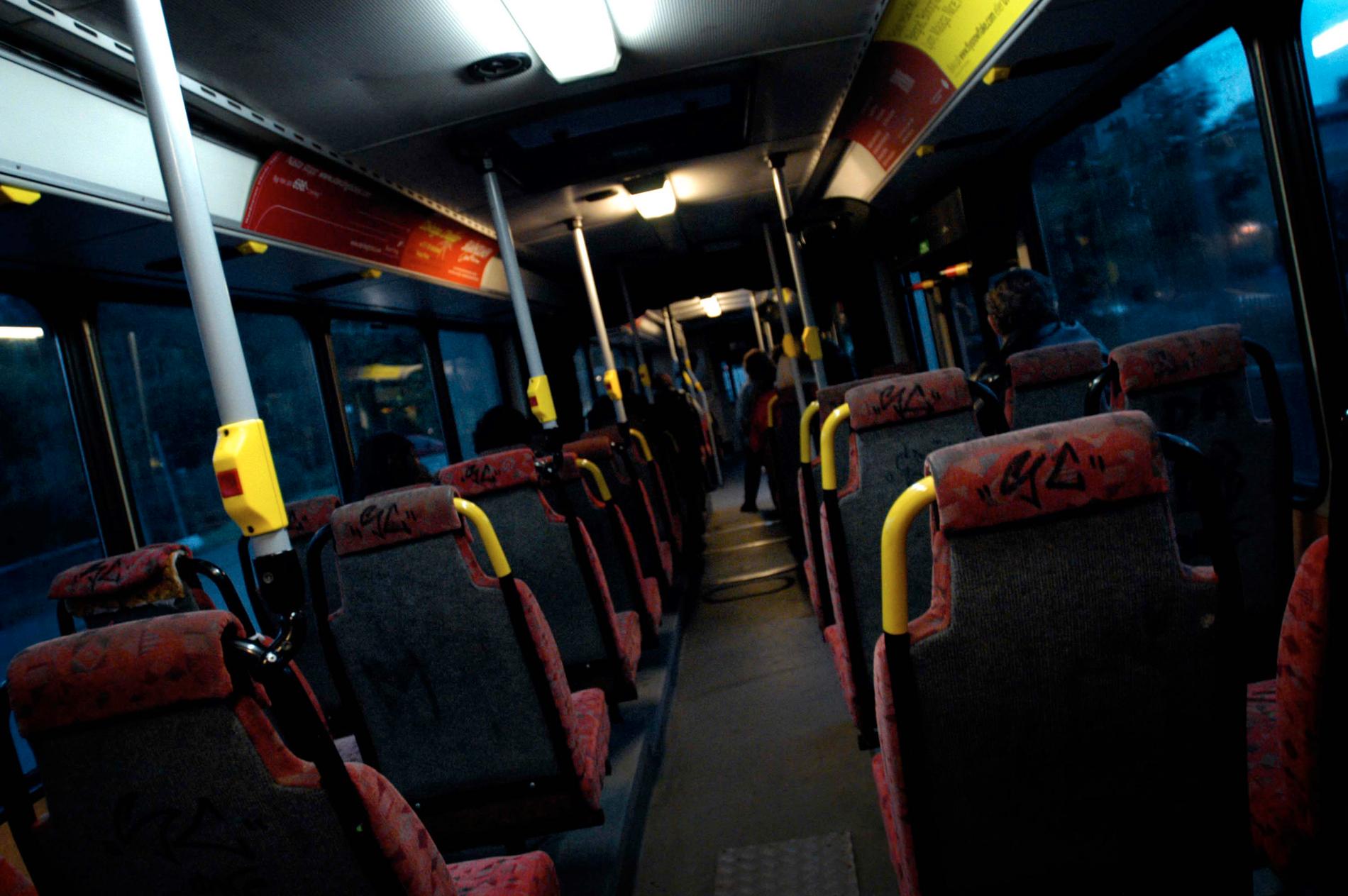 Kvinnan hade somnat och var ensam kvar på bussen. Arkivbild.