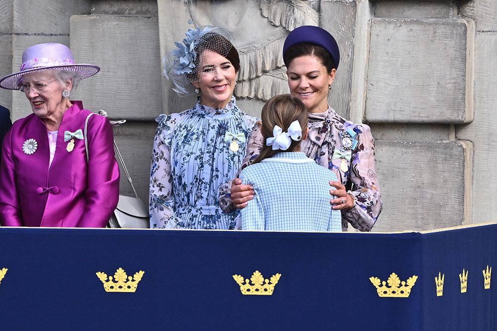 Kronprinsessan Victoria håller om Estelle och småpratar med danska kronprinsessan Mary. Till vänster står drottning Margrethe.