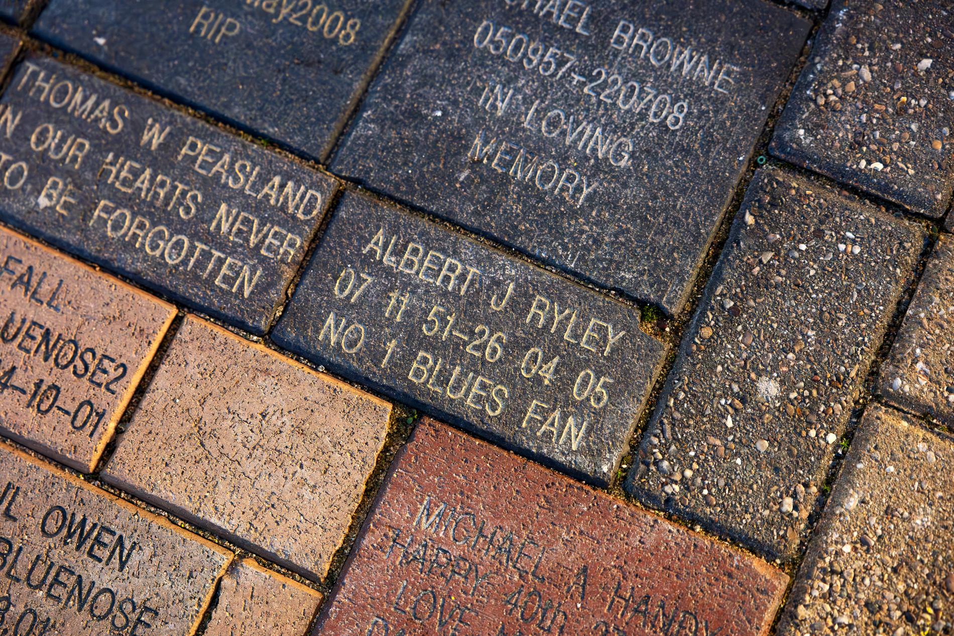 Utanför St Andrew’s ligger stenar med namn på fans som gått bort.