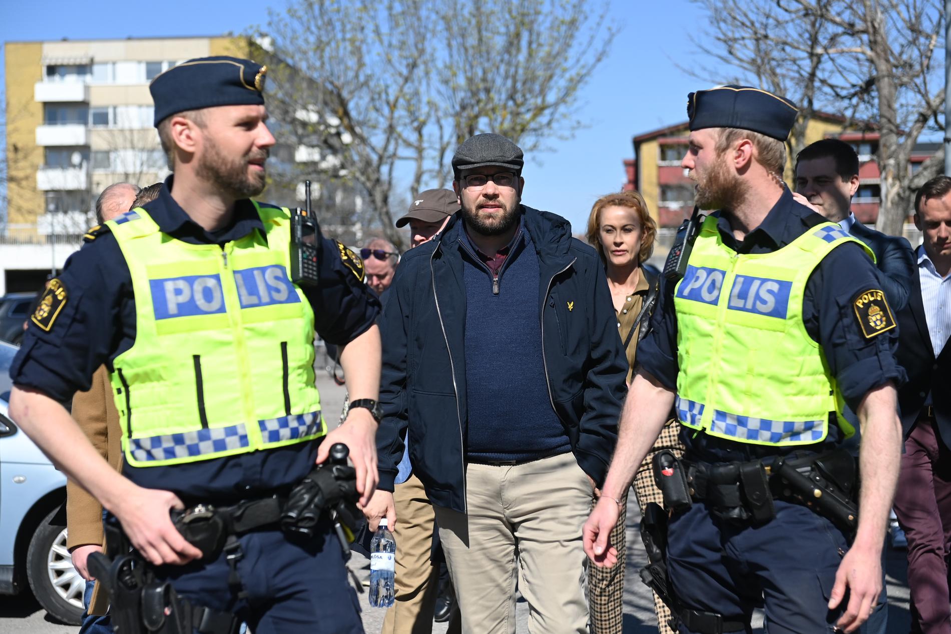 SD:s partiledare Jimmie Åkesson tillsammans med poliser i Skäggetorp. 