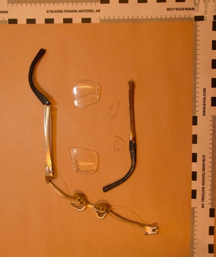 Gert-Inges trasiga glasögon. De hittades två dagar  efter att kroppen återfunnits. De låg vid en parkeringsplats där han antagligen ställt sin XC 90.
