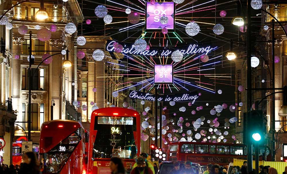 Oxford Street i London har tänt sin julbelysning.