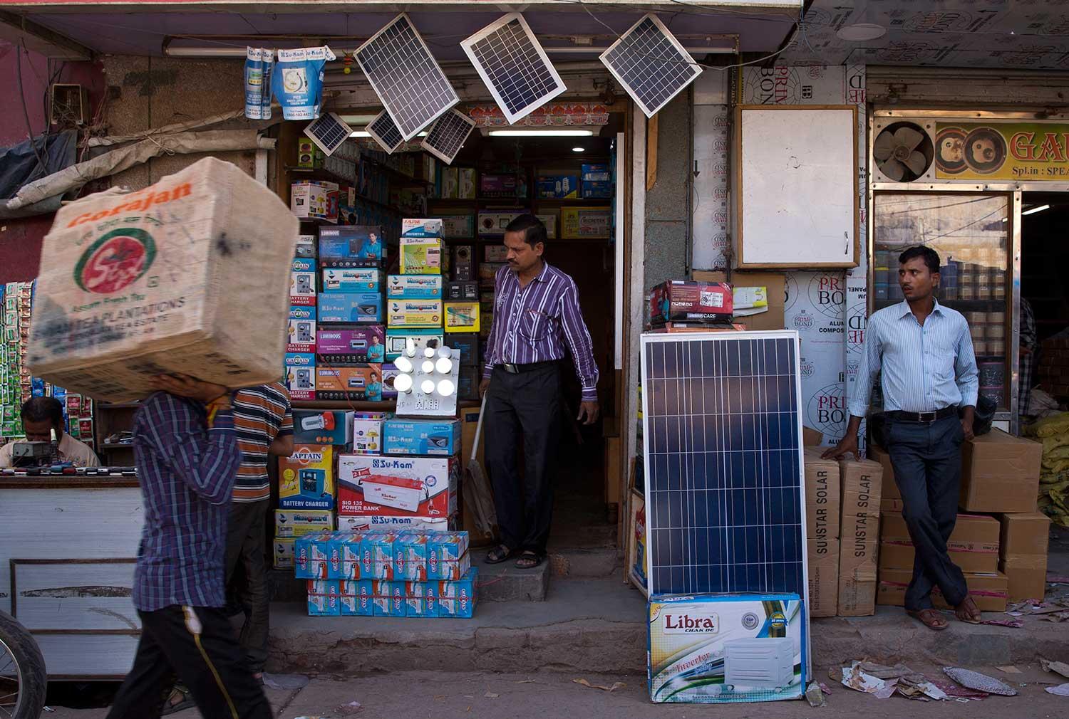 Solpaneler till salu i en butik i New Delhi, Indien.