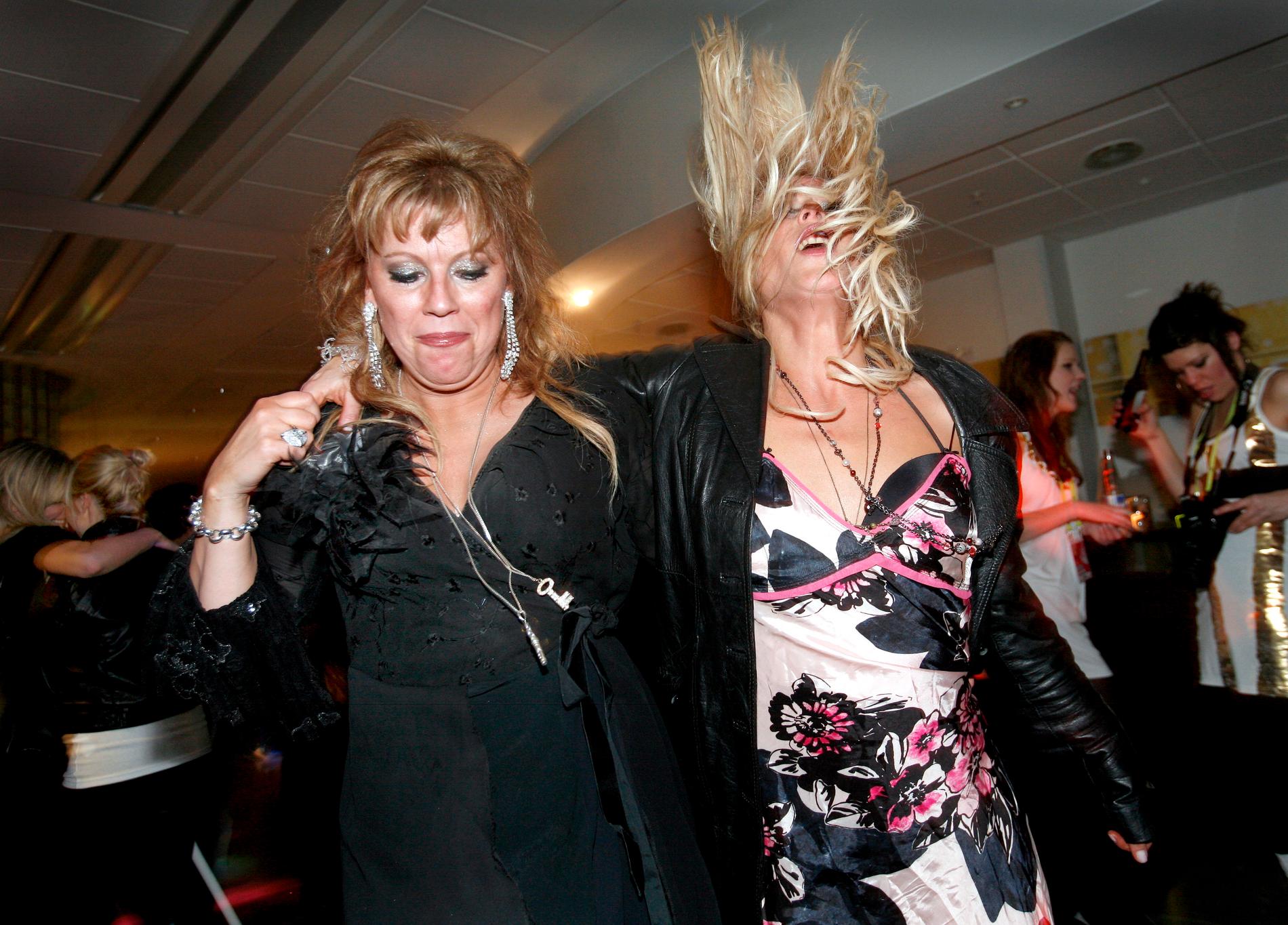 Systrarna Marie och Josefin headbangar på Melodifestivalens efterfest 2008. 