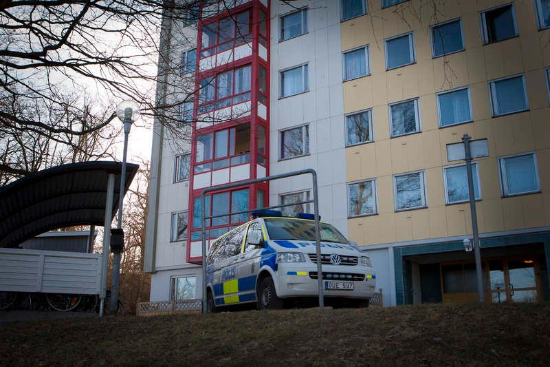 letade spår I går genomsökte polisen den mördade Jörgen Lindskogs lägenhet i centrala Ronneby. Eftersom bostaden var avspärrad tvingades hans familj bo på en annan adress.