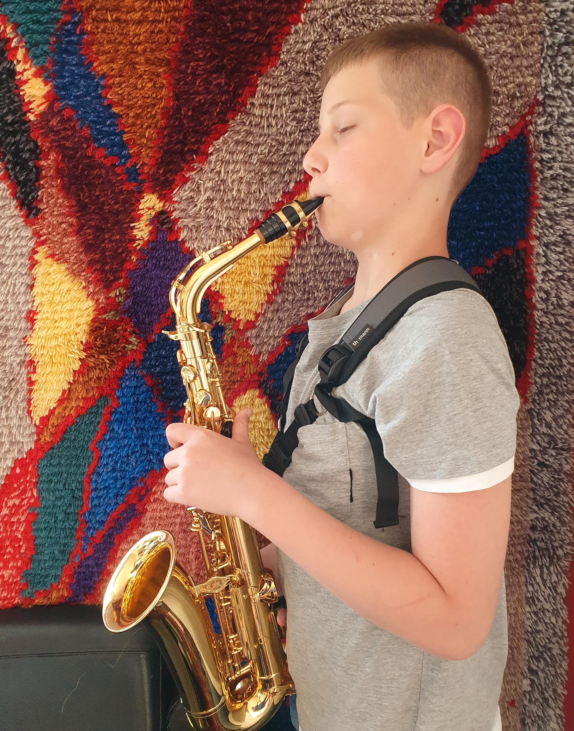 Gabriel med favoritinstrumentet saxofon.