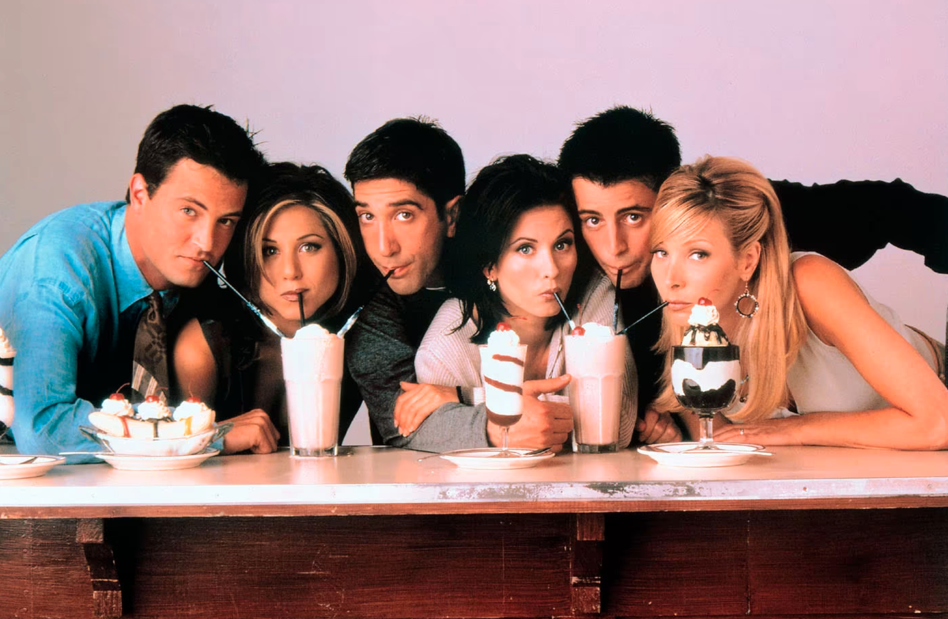 Kultserien ”Vänner” sändes mellan 1994 och 2004 och gjorde skådespelarna Matthew Perry, Jennifer Aniston, David Schwimmer, Courtney Cox, Matt Le Blanc och Lisa Kudrow världskända.