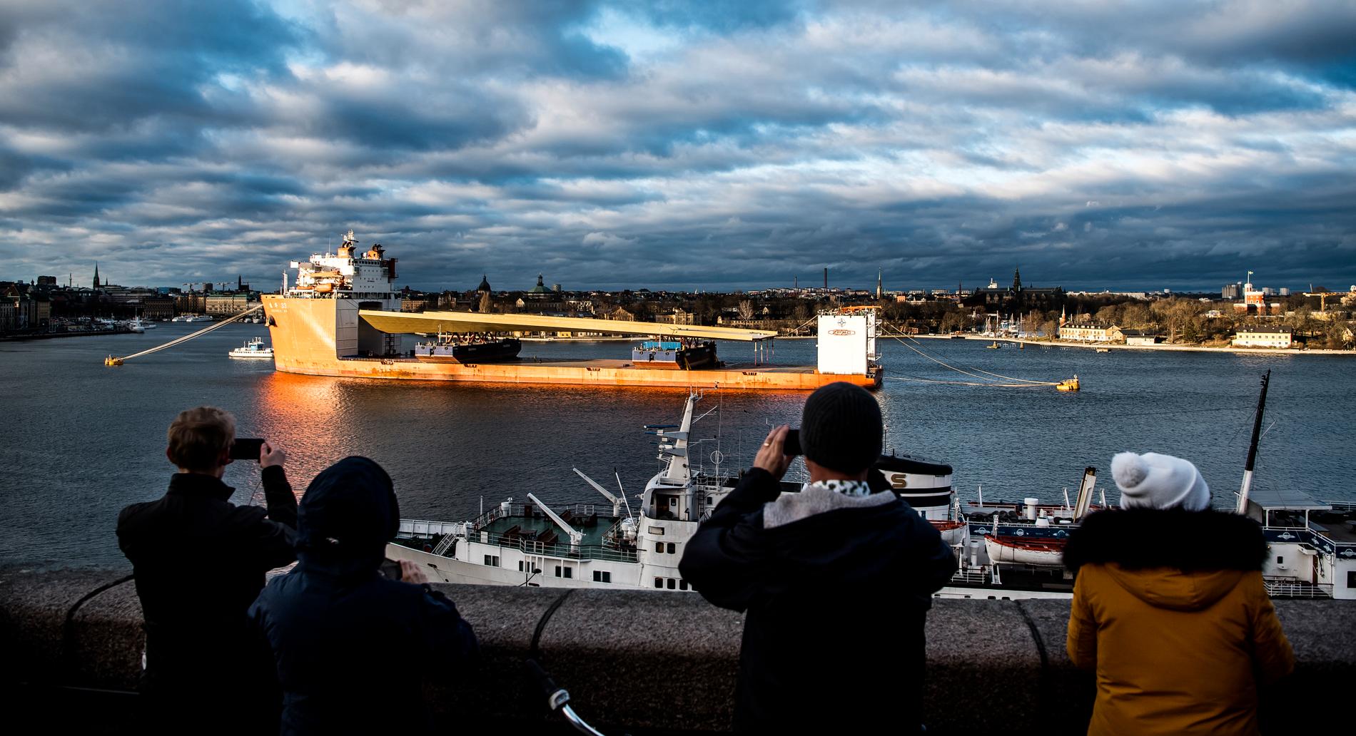 Många sökte sig ut för att få se den nya bron när den anlände till Stockholm.