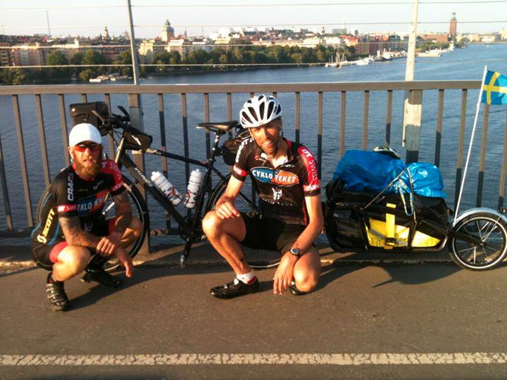 Min sommarbild är tagen på mig Anders och min kompis Lasse när vi avslutar vår resa på cykel mellan Riksgränsen och Stockholm 180 mil, skriver Anders.