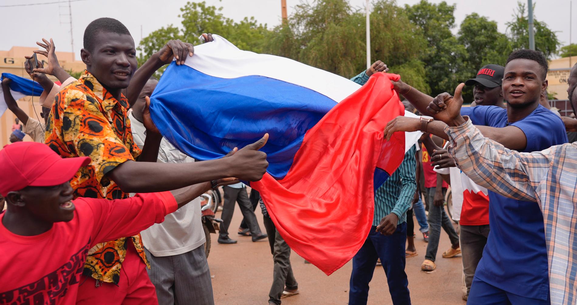 Anhängare till upproret samlas utanför parlamentet viftandes med ryska flaggor och pro-ryska plakat.