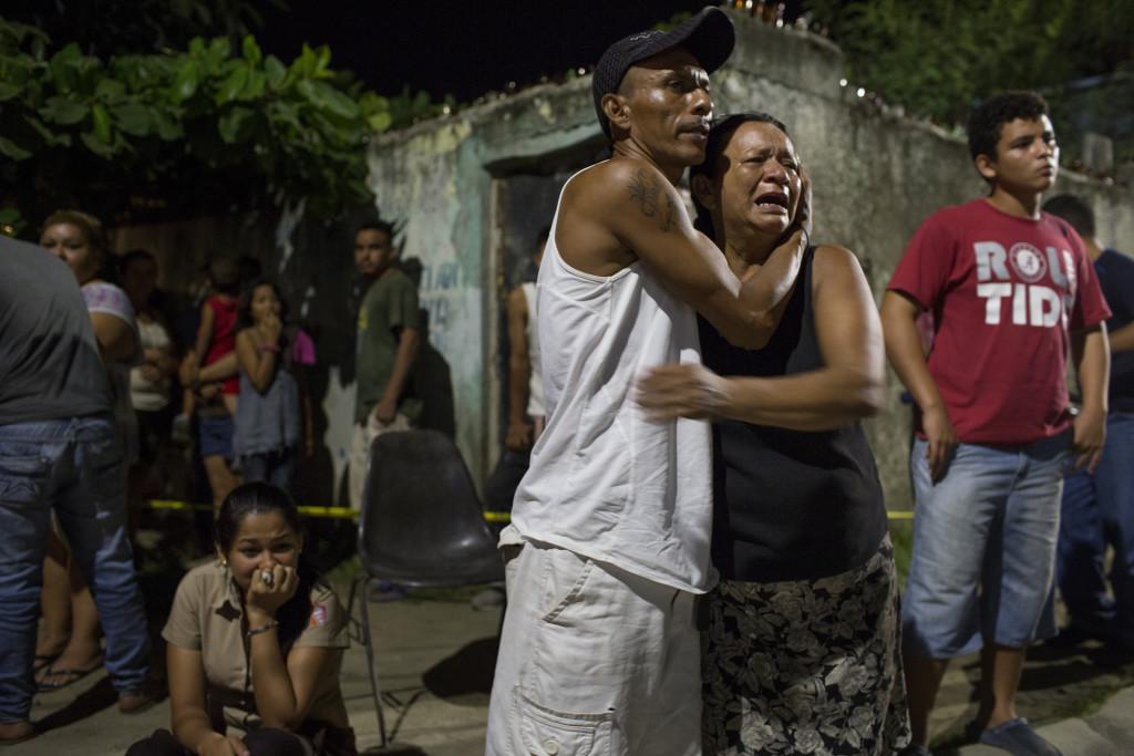 Anhöriga skriker ut sin sorg efter ännu ett mord i San Pedro Sula