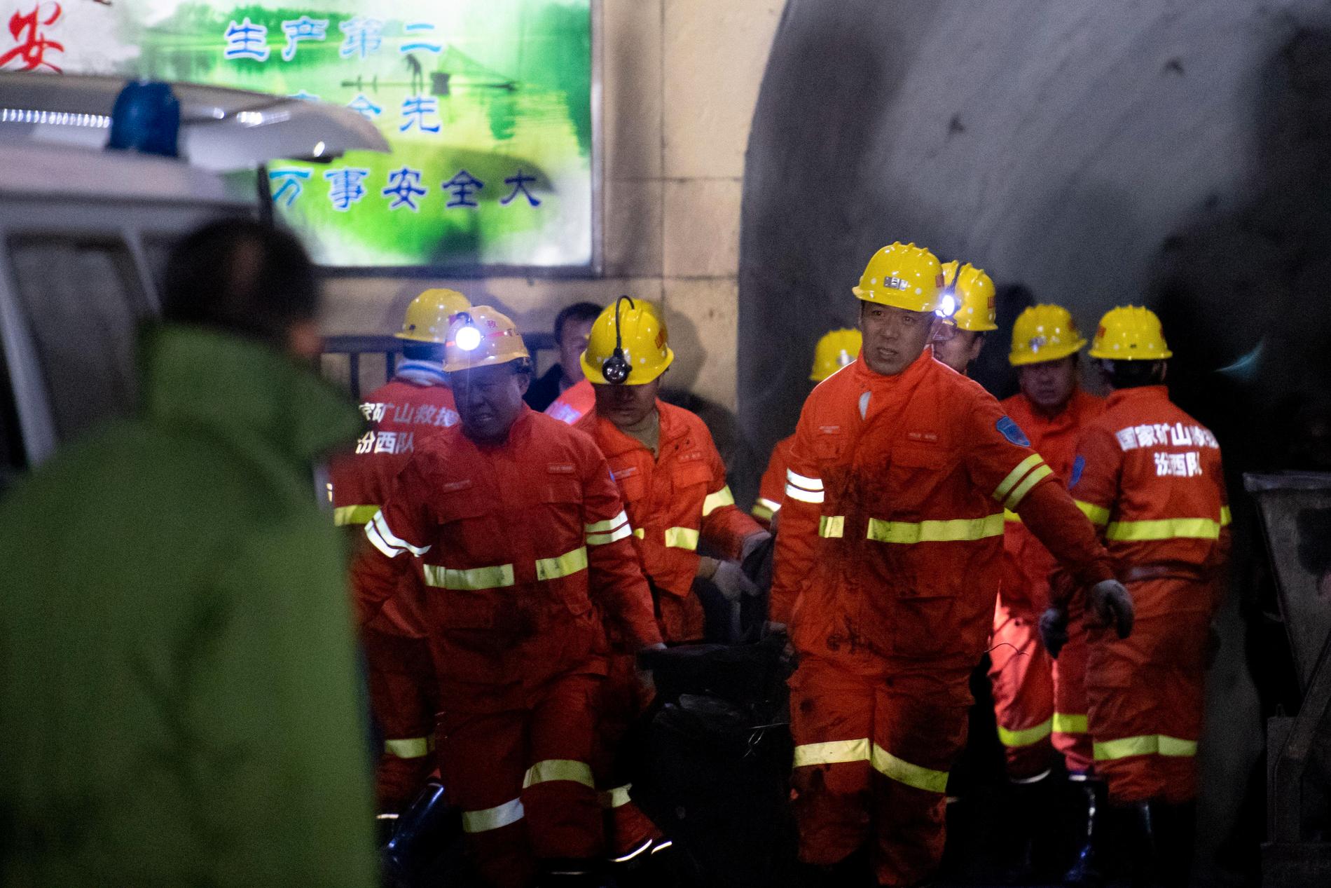 Räddningsarbetare vid den olycksdrabbade gruvan i Shanxi i norra Kina.