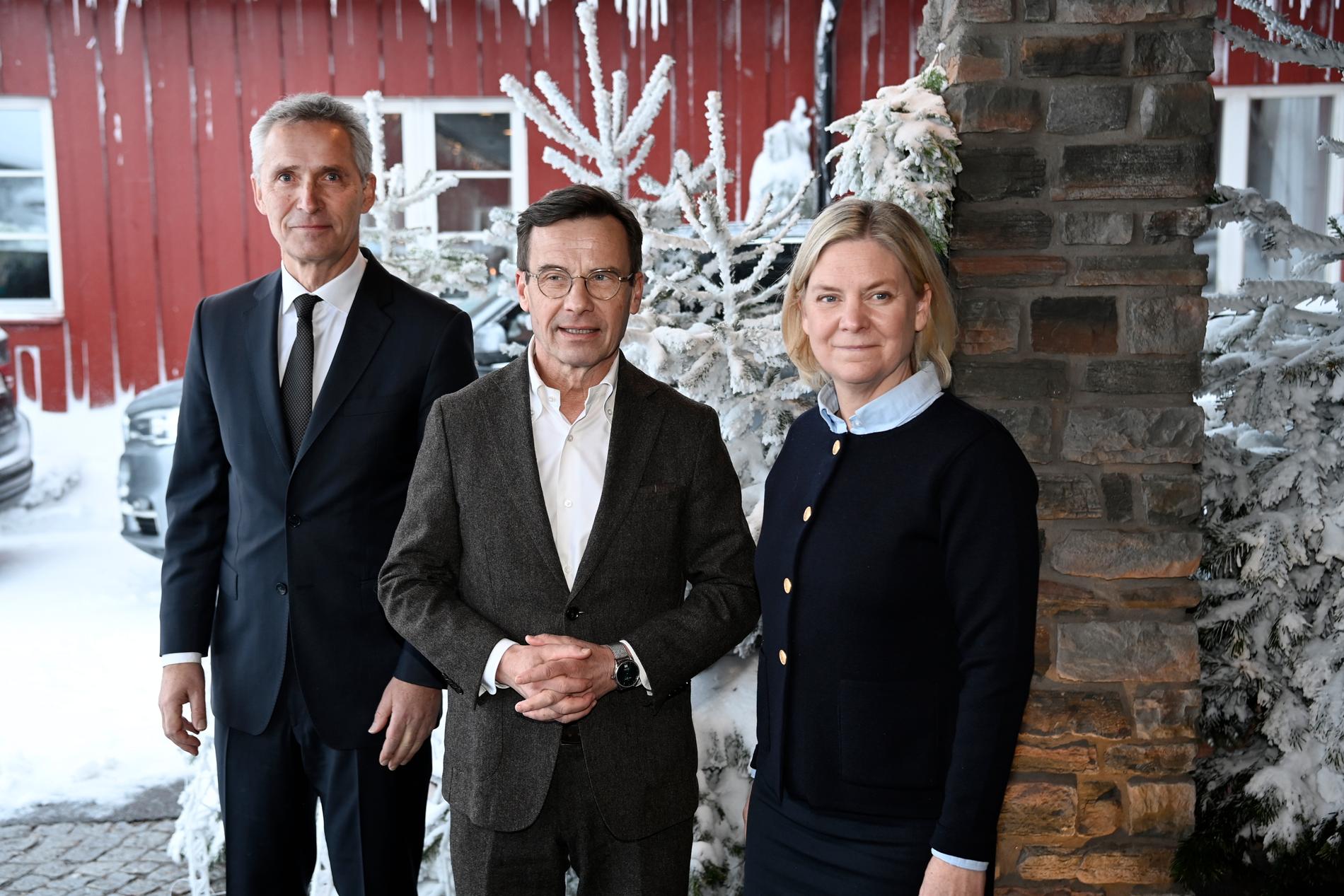 Jens Stoltenberg, Ulf Kristersson och Magdalens Andersson poserar tillsammans under Folk och försvars rikskonferens.