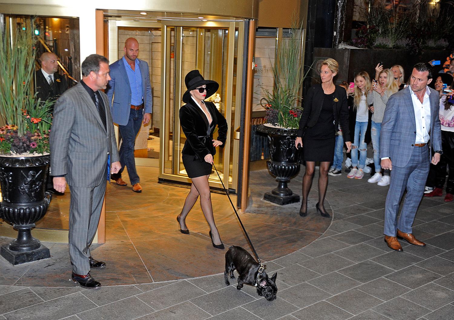 Lady Gaga visade på superstjärnemanér med sin lilla hund utanför lyxhotellet Grand Hotel i Stockholm.