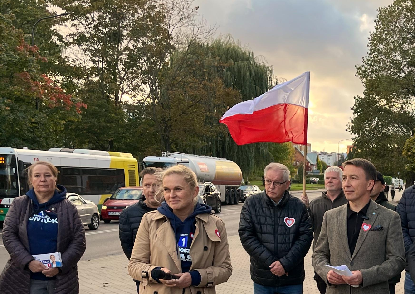 Öppet möte under valrörelsen på ett torg i Starogard, sydöstra Pommern, med  bland andra Barbara Nowacka och Patryk Gabriel från Medborgarplattformen