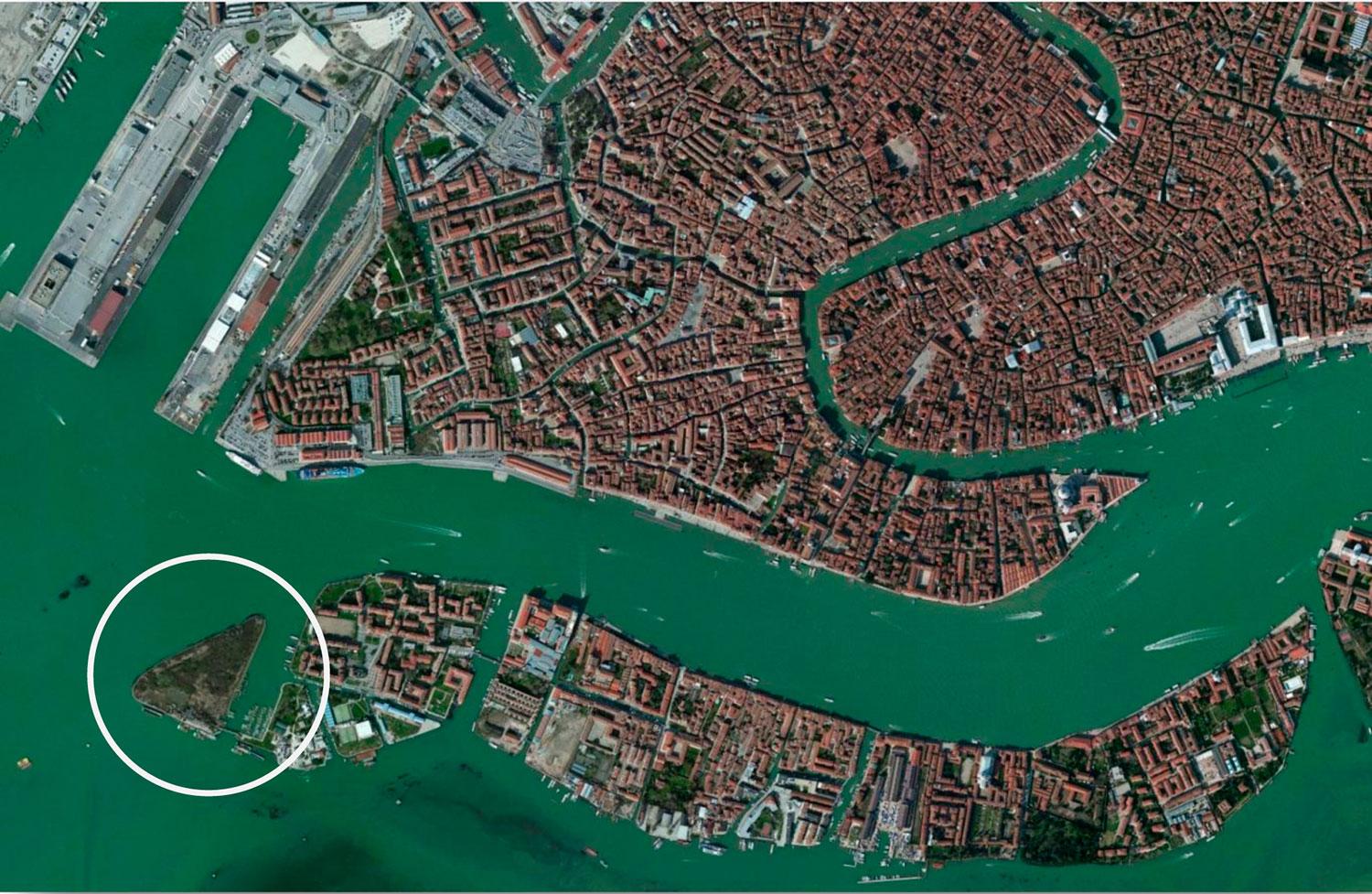 Ön San Biagio, där nöjeparken planeras, inringad. Pirerna tvärs över vattnet är den omstridda kryssningshamnen i Venedig. Markusplatsen och Canal Grande syns till höger i bild.