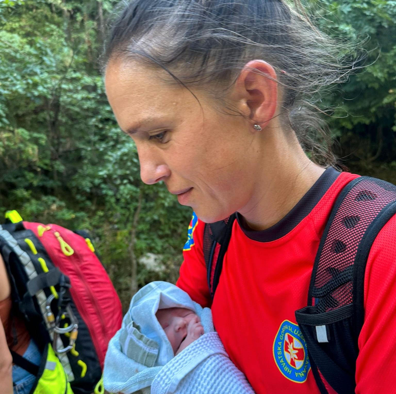 En av räddningspersonalen med nyfödda flickan.