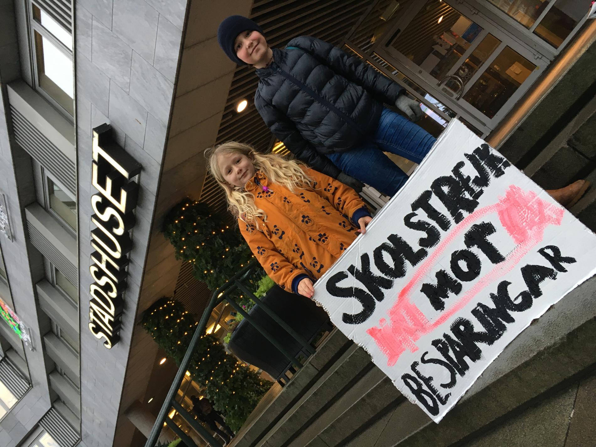 Eleverna Puma Engvall och Aina Auran Frankenstein protesterade framför Stadshuset redan för en dryg vecka sedan.