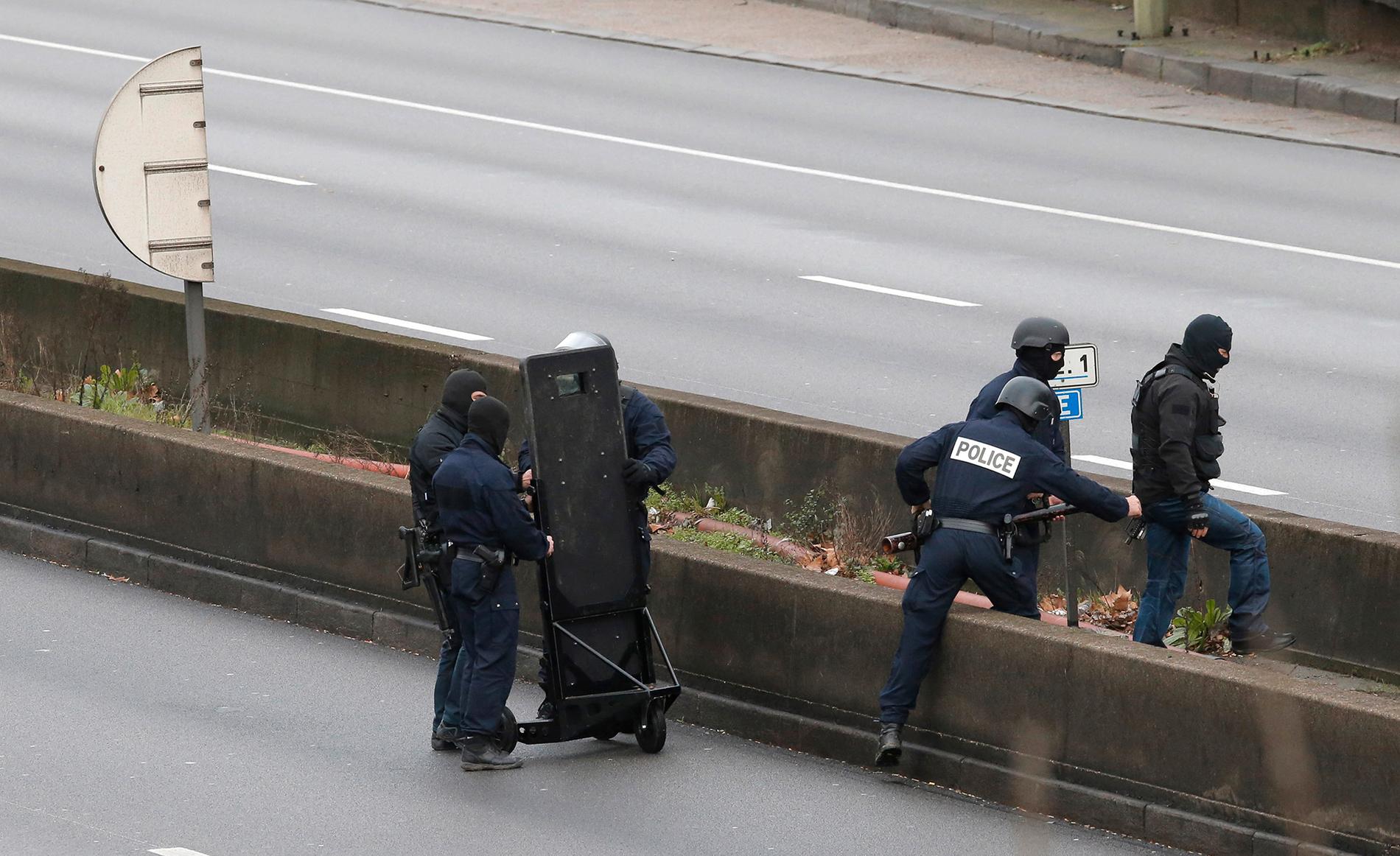Fransks specialpolisen RAID mobiliserar utanför affären.