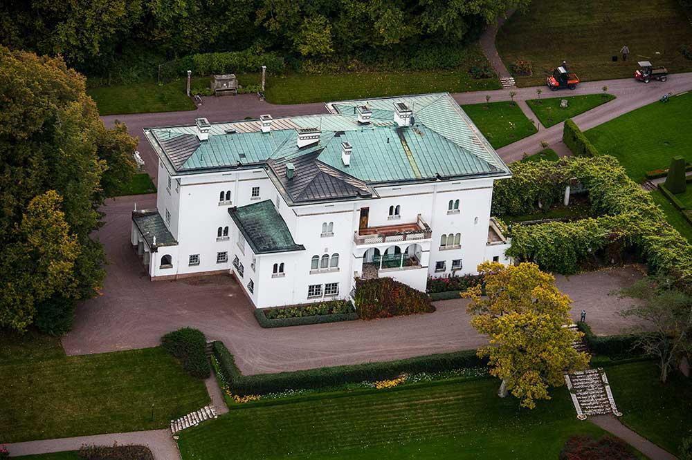 Solliden slott på Öland är kungafamiljens sommarslott. Kungen ärvde slottet efter sin farfars far Gustaf V.  