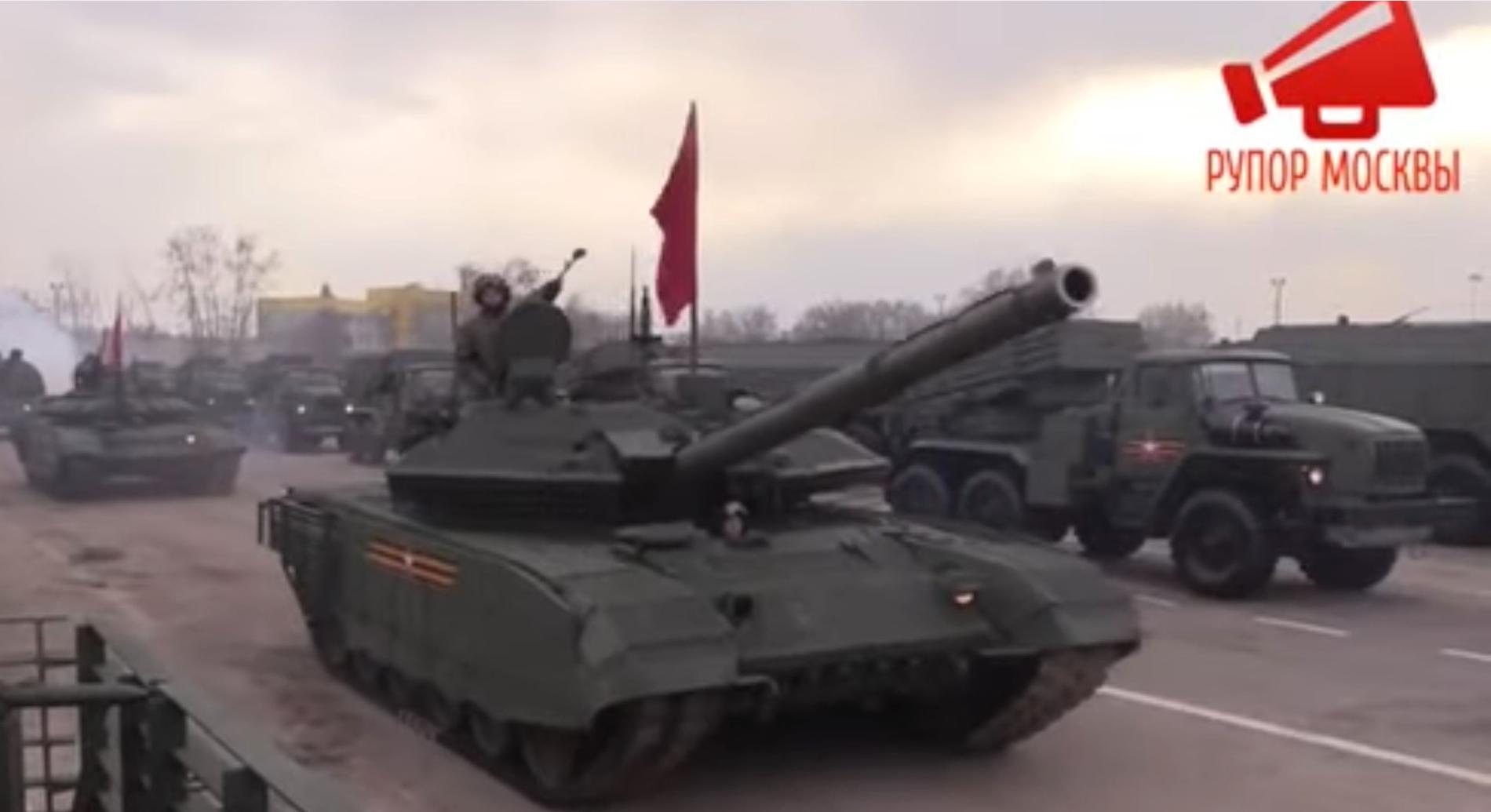 Ryska stridsvagnar med sovjetflaggor övar inför segerparaden i Moskva på måndag.