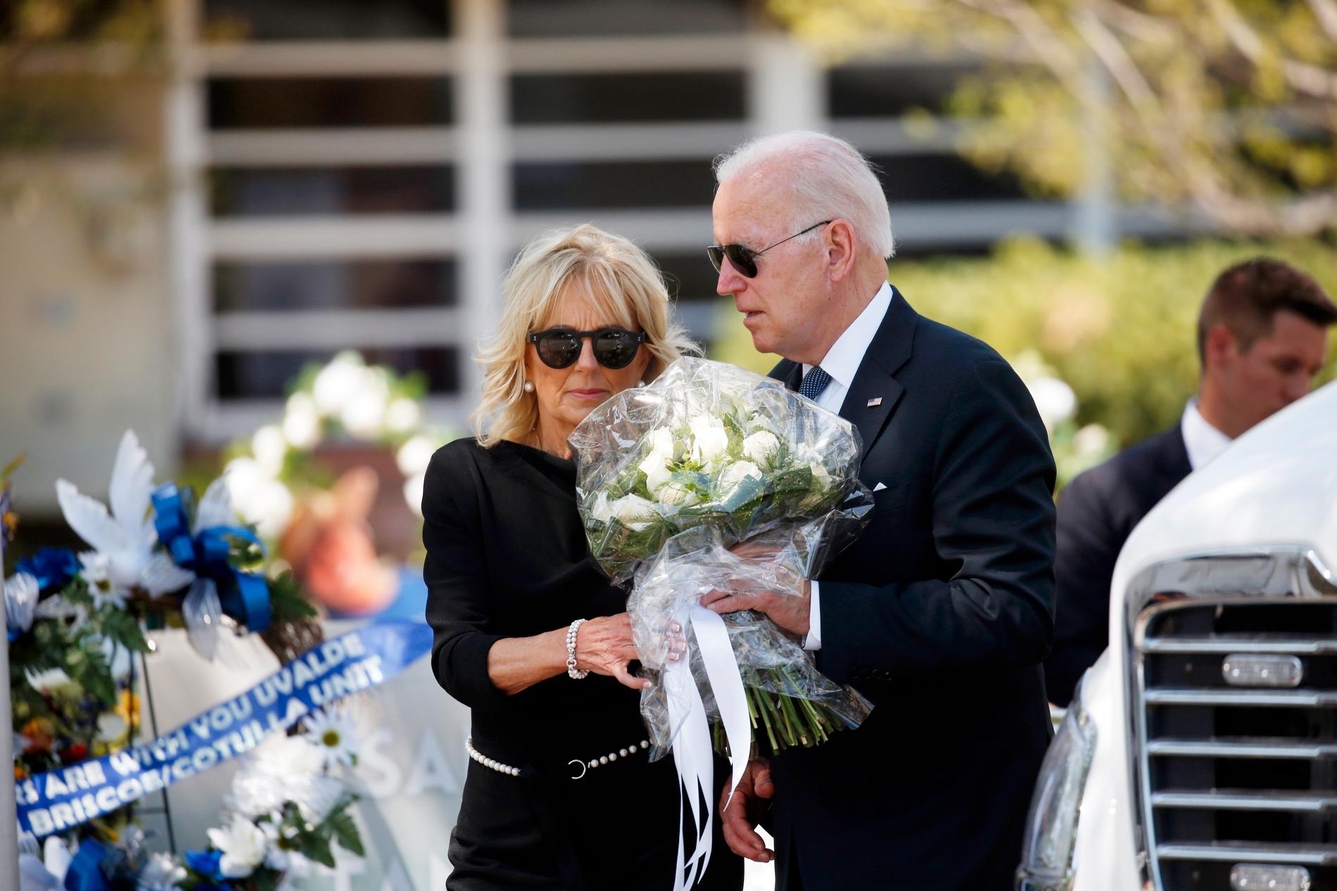 President Joe Biden och hans hustru Jill Biden vid minneslunden utanför skolan Robb elemantary i Uvalde, Texas.
