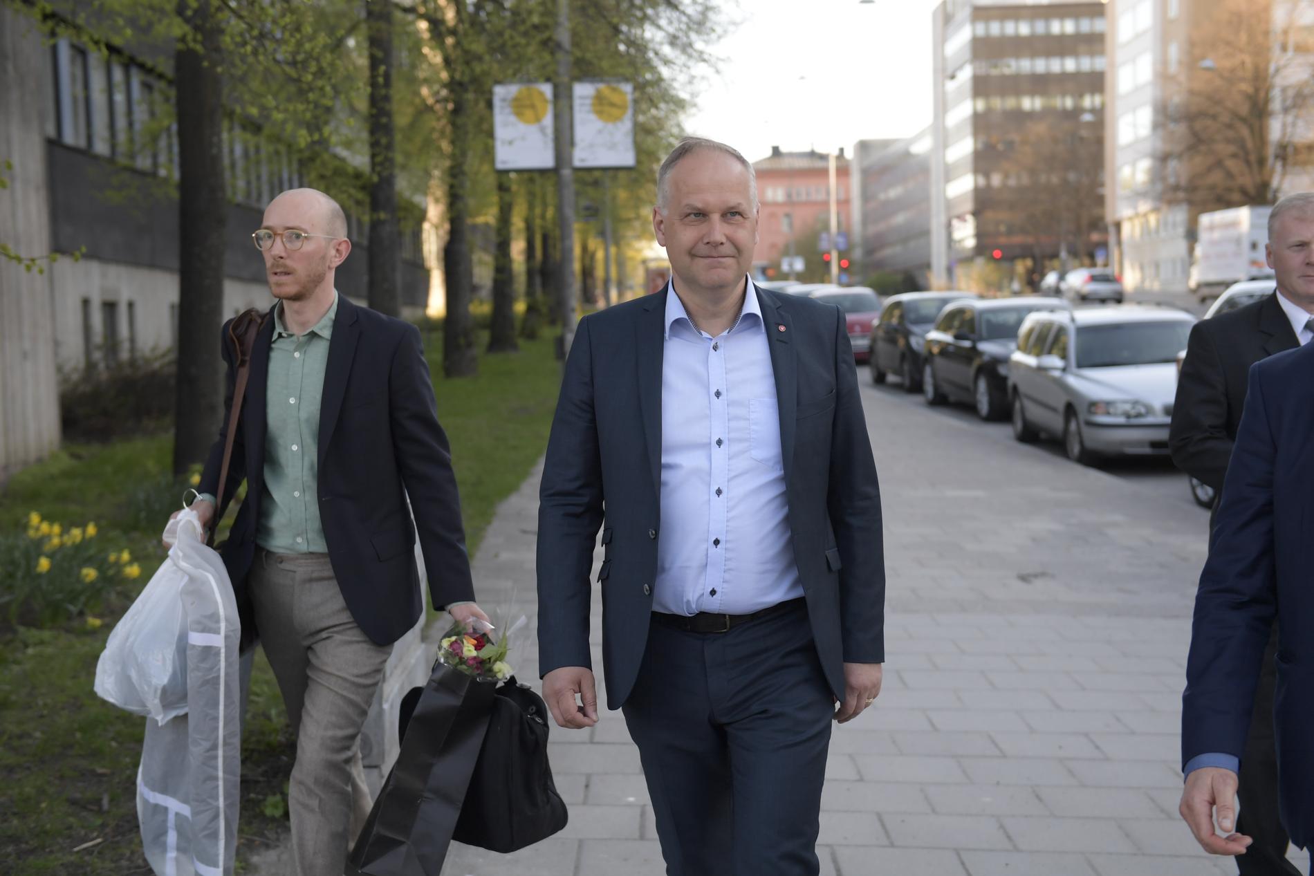 Jonas Sjöstedt på väg till partiledardebatten. 