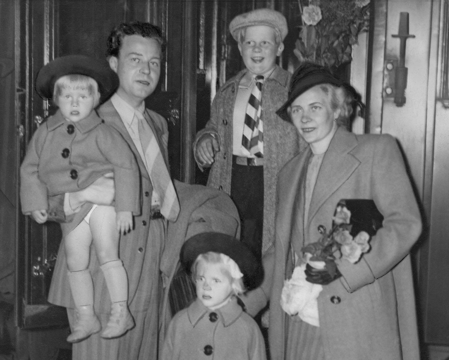 Familjen Myrdal 1938. Gunnar Myrdal har dottern Kaj i famnen, längst fram står Sissela, Jan i mitten och Alva Myrdal till höger.