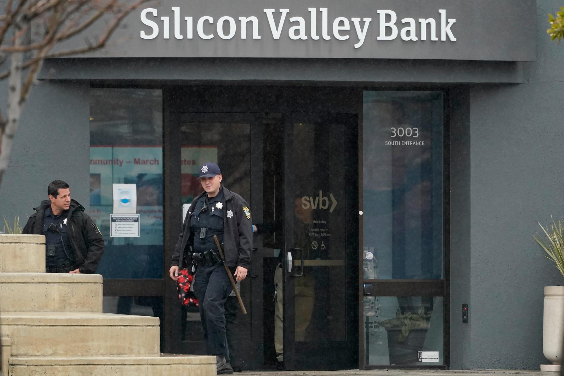 Polis vid Silicon Valley Banks kontor i Santa Clara, Kalifornien, efter bankkollapsen.