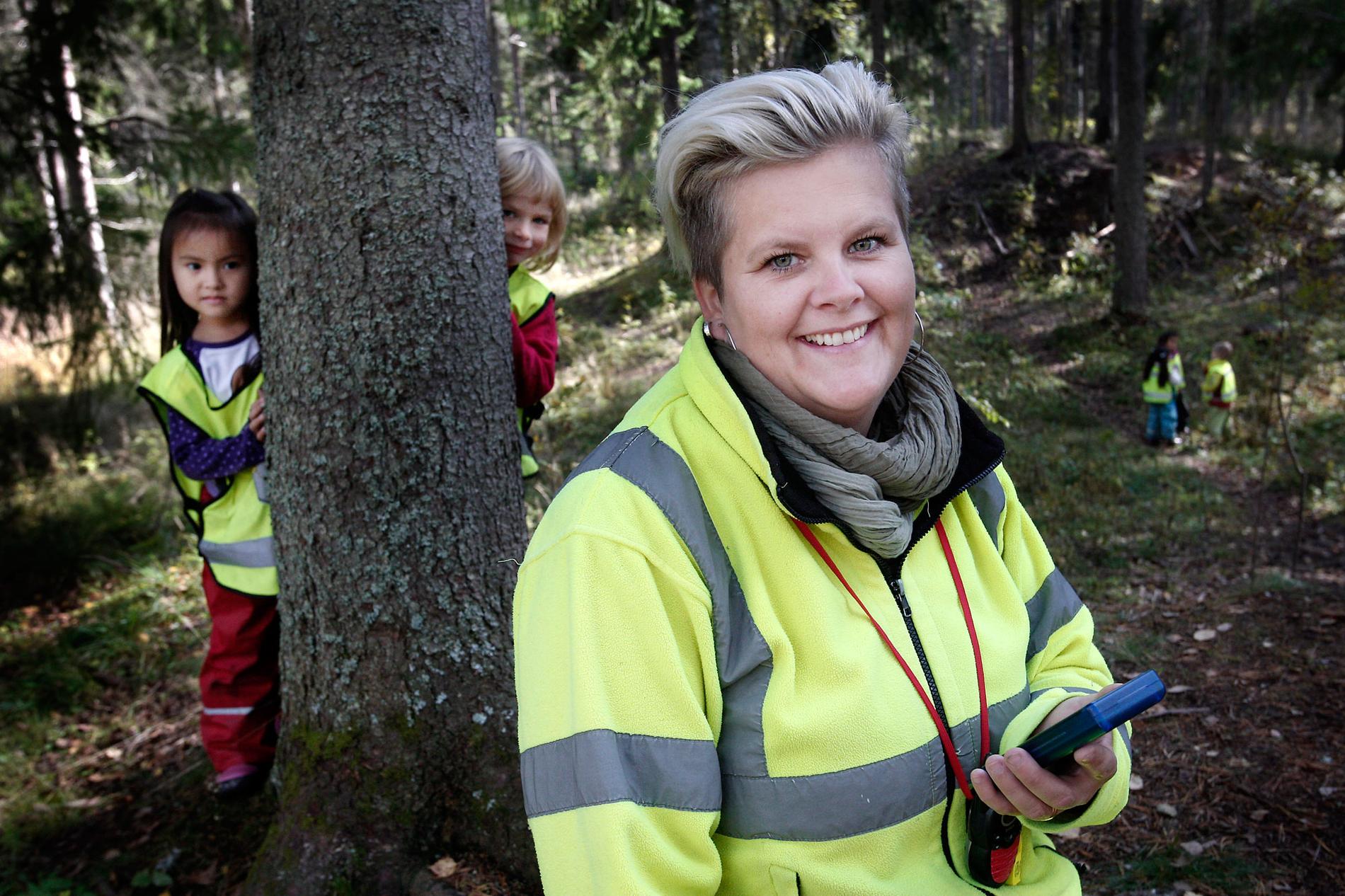 Pernilla Rundqvist, förskolelärare på Humlan i Borlänge, håller koll på barnen med radio-sändare. Ett system som tillhandahålls av Momenta och inte ska förväxlas med GPS. Systemet utvecklas med barnens integritet och säkerhet i fokus.