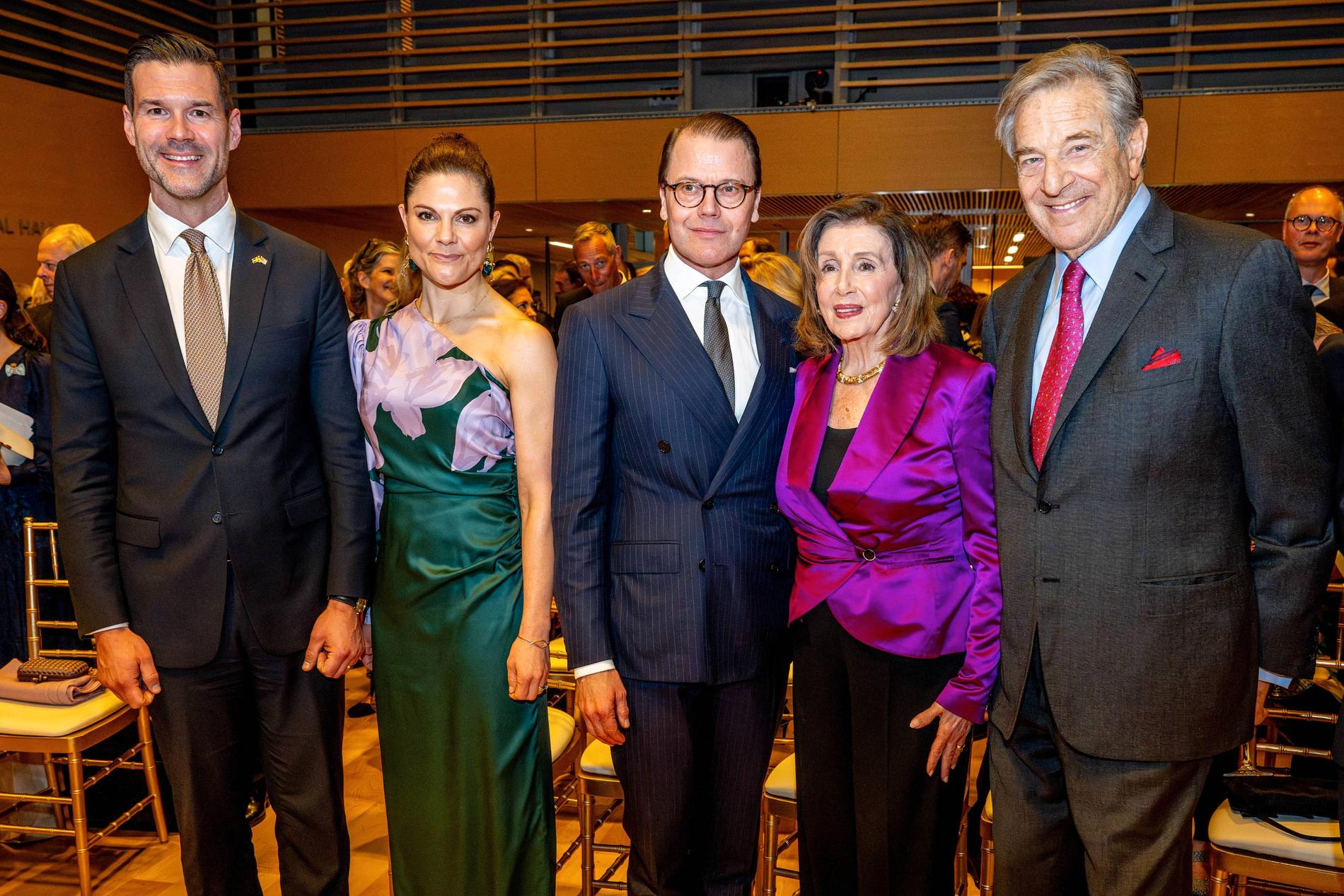 Kronprinsessan Victoria och prins Daniel träffade toppdemokraten Nancy Pelosi och hennes man Paul. Till vänster står även statsrådet Johan Forsell. 