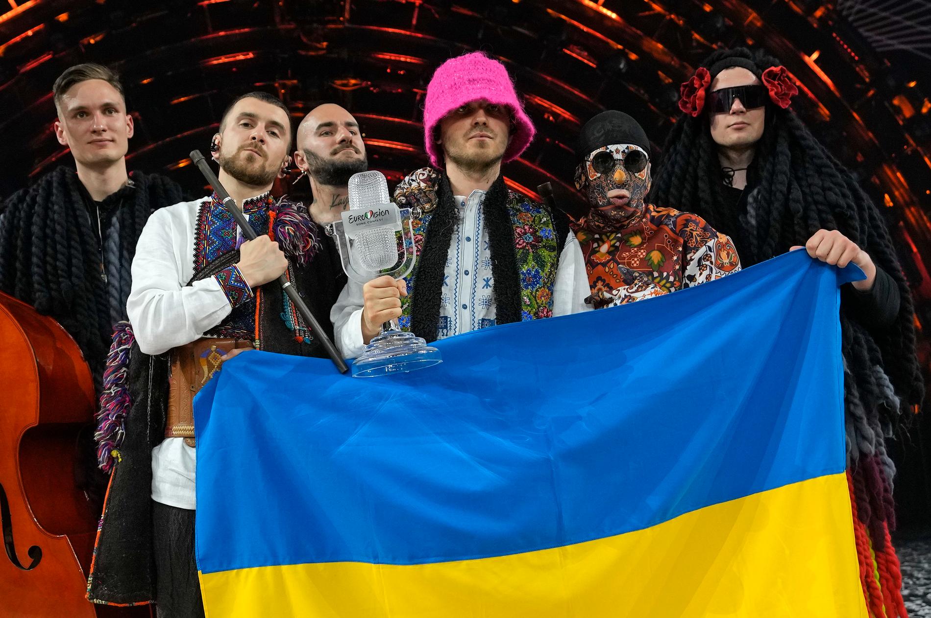 Ukrainas president Volodymyr Zelenskyj gratulerar Kalush Orchestra till vinsten i Eurovision.