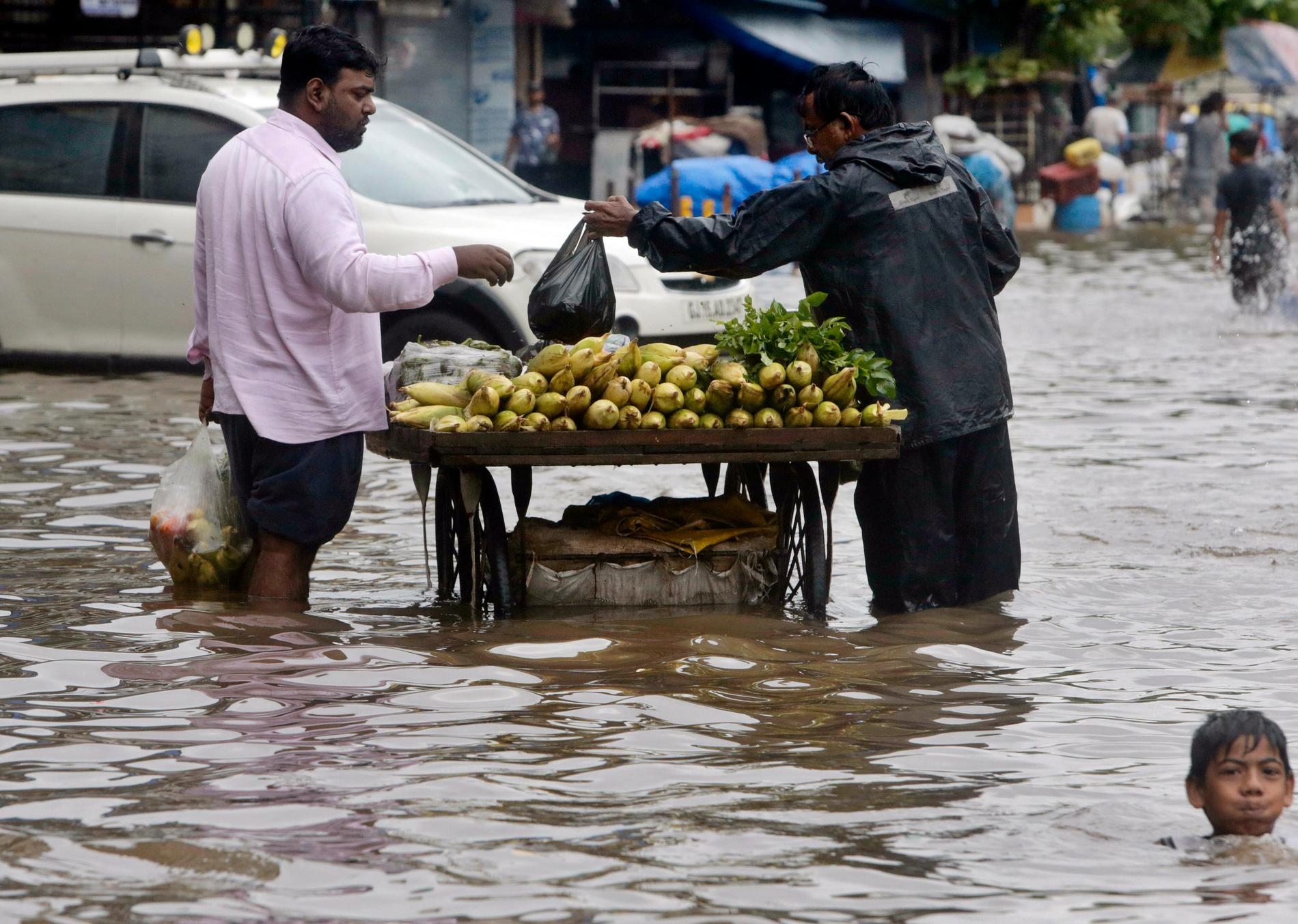 Kraftiga översvämningar skakar delstaten Maharashtra.