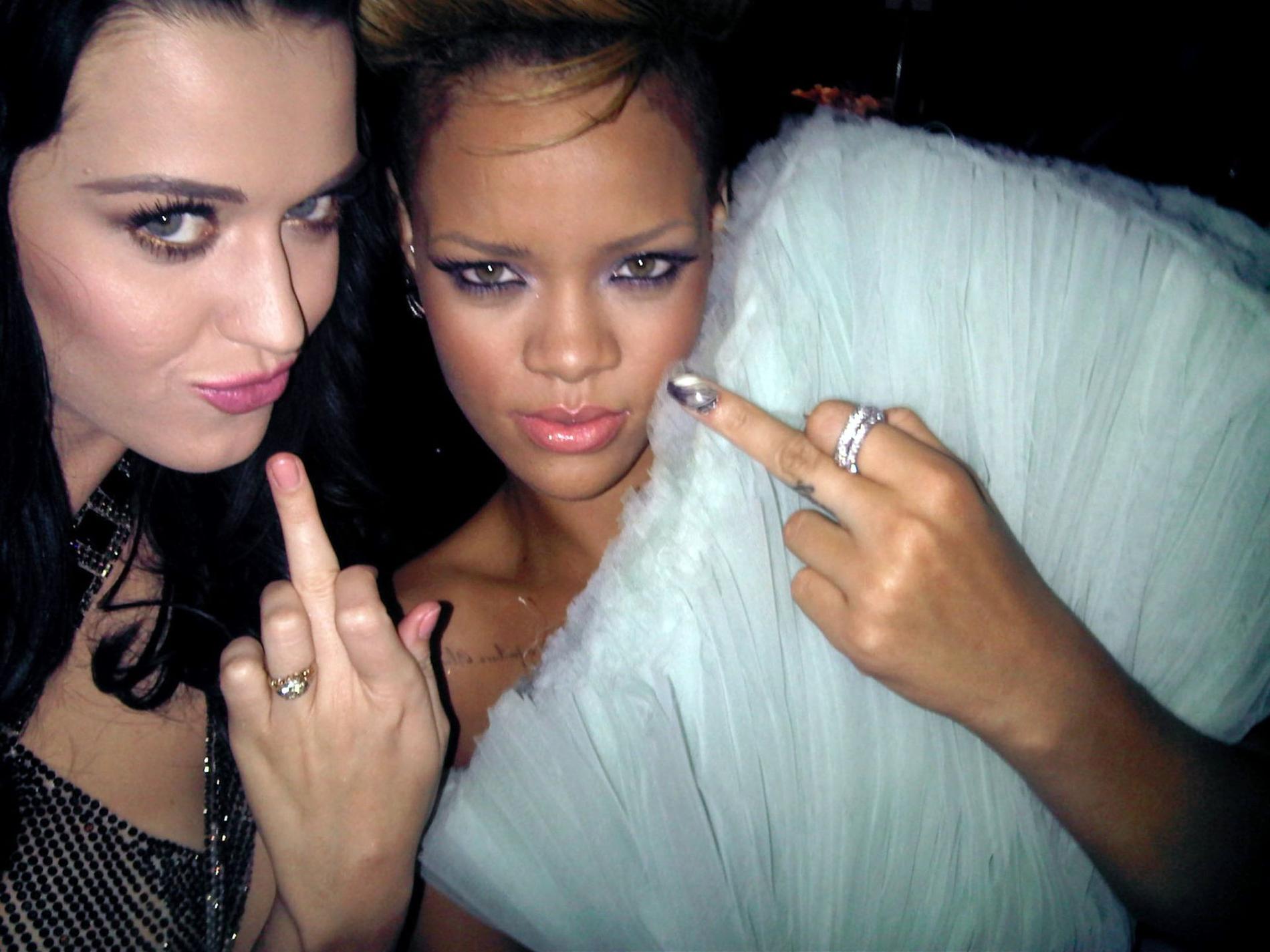 Katy Perry och Rihanna visar vad de tycker om fotografen.