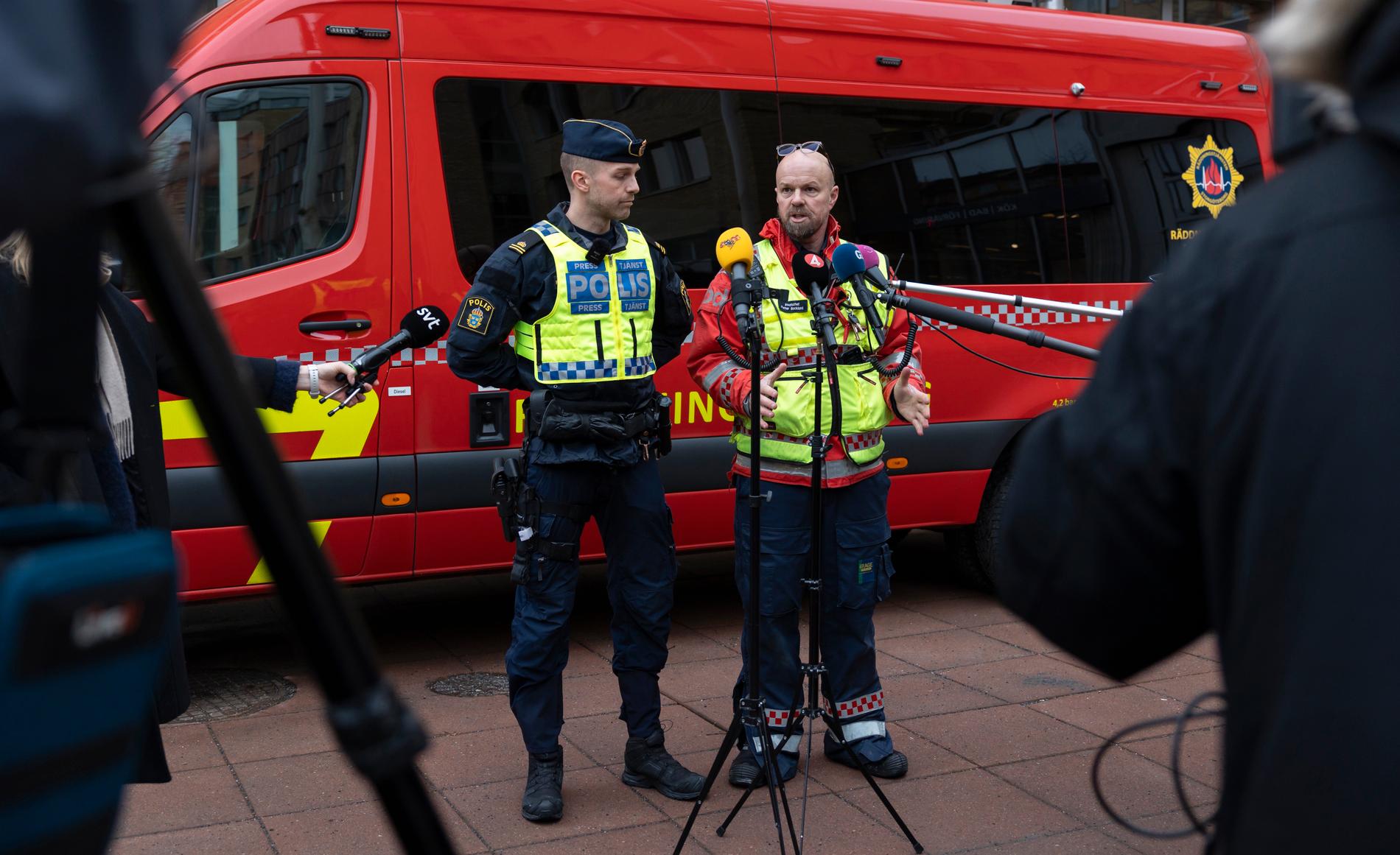 August Brandt, från polisen, och Petter Backlund från  räddningstjänsten höll pressträff på torsdagen.