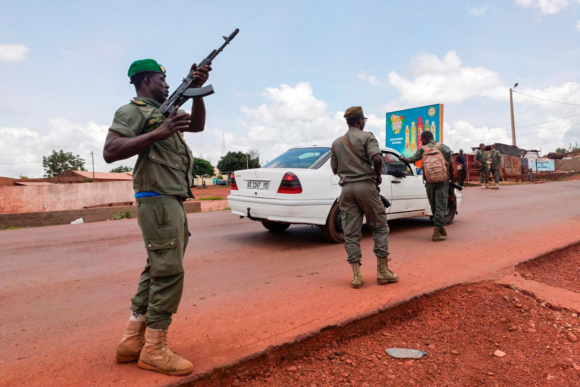 Maliska soldater vid en vägspärr. Arkivbild.