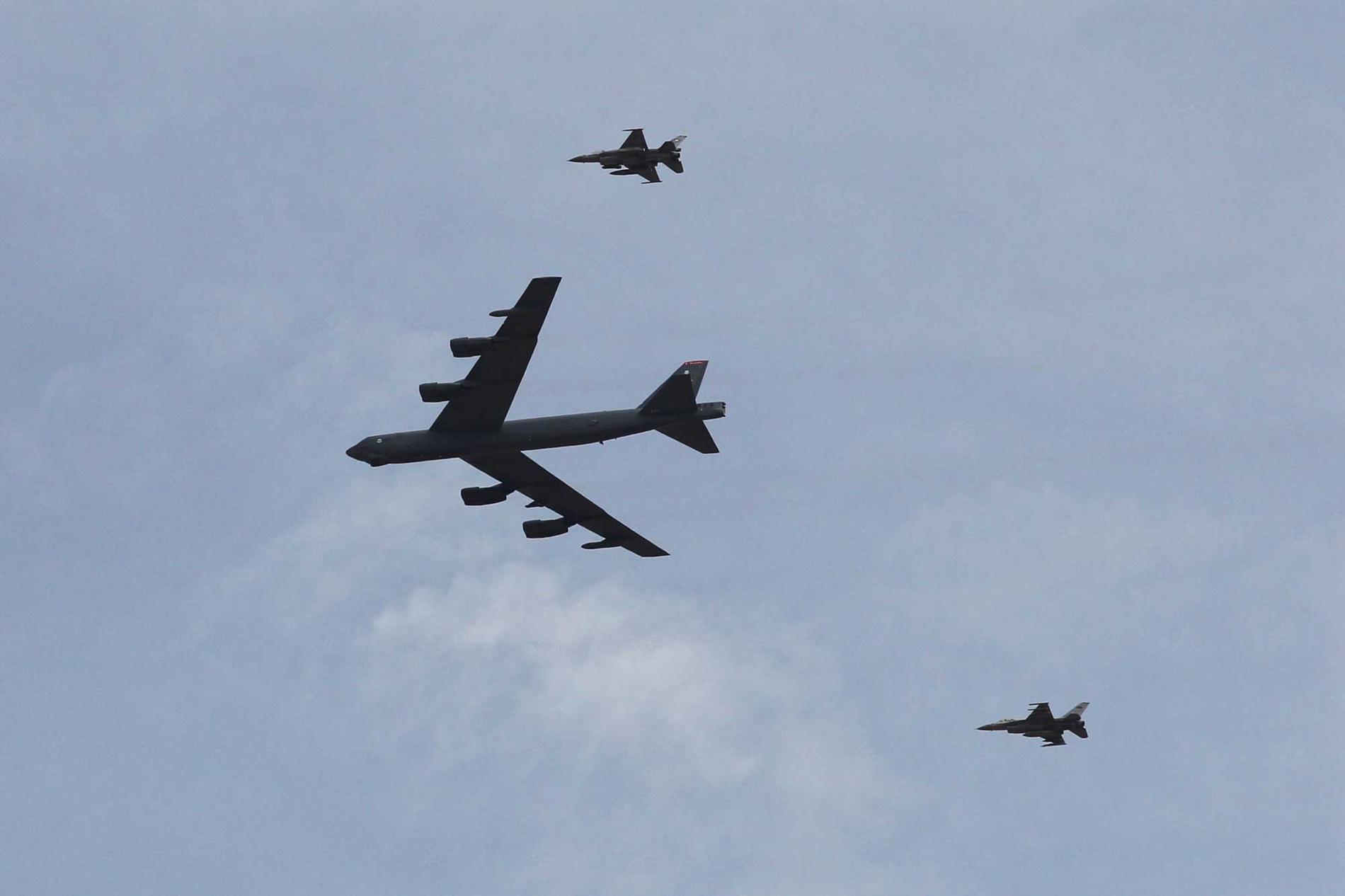 Amerikanska bombplanet B-52 och två jordanska F-16-plan deltar i en militärövning nära Saudiarabien. Bilden är från 18 maj 2015.