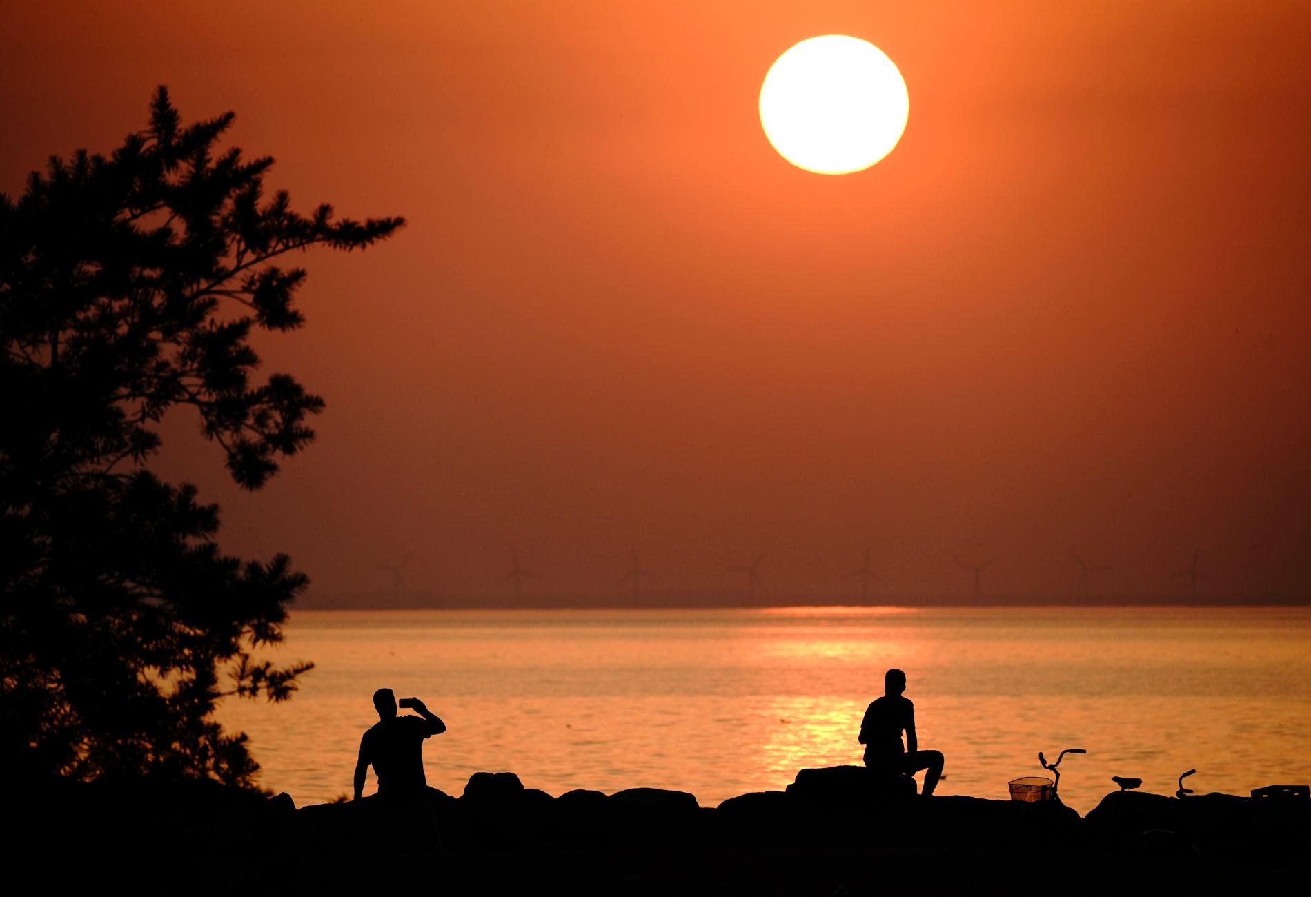 Malmö, den 8 augusti 2018. Solen är på väg ner i Öresund. Temperaturen hade tidigare under dagen nått upp till 35 grader i södra Sverige.