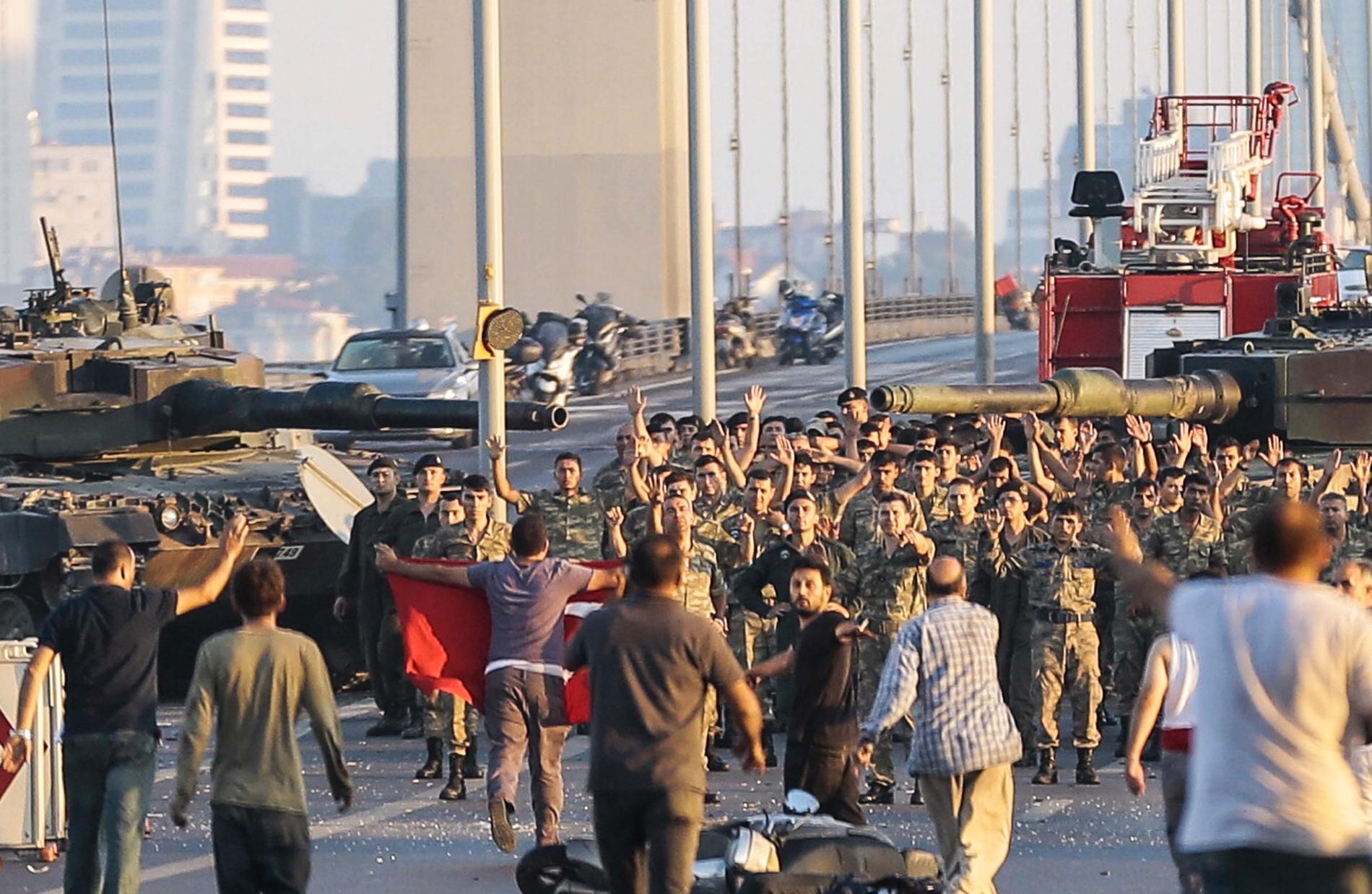 Turkiska soldater på Bosporenbron.