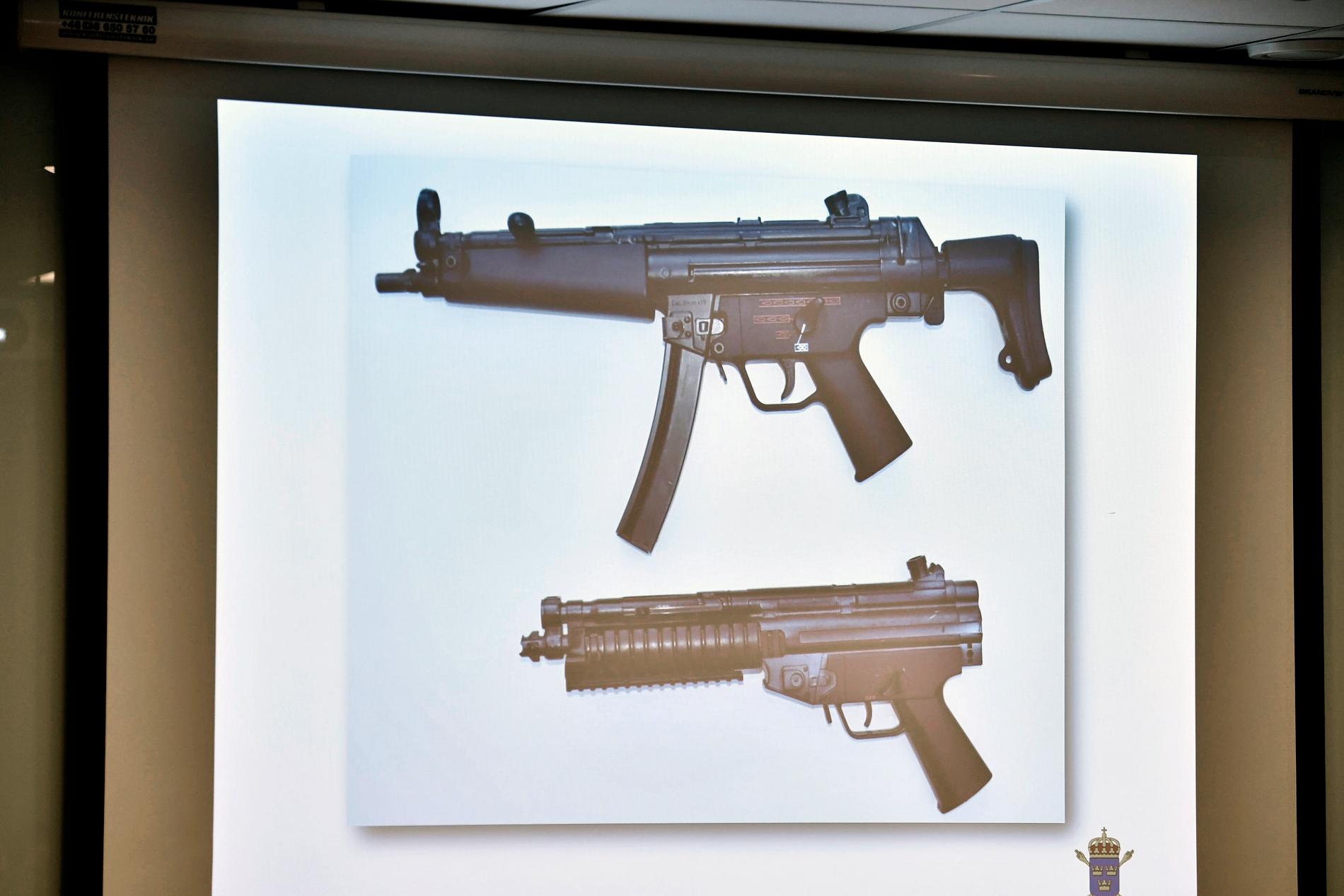 En bild som visades hos åklagarmyndigheten i dag visar polisens förstärkningsvapen MP5 (överst) och det leksaksvapnet Eric Thorell höll i när han sköts till döds. 