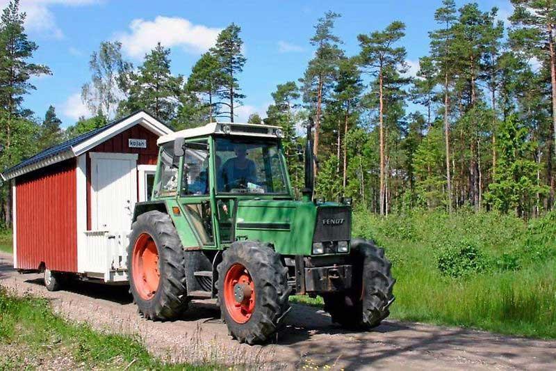 Med en liten stuga på åtta kvadratmeter bakom traktorn gör Knud och Lisbeth Petersen utfärder i sakta mak i det vackra sommarlandskapet.