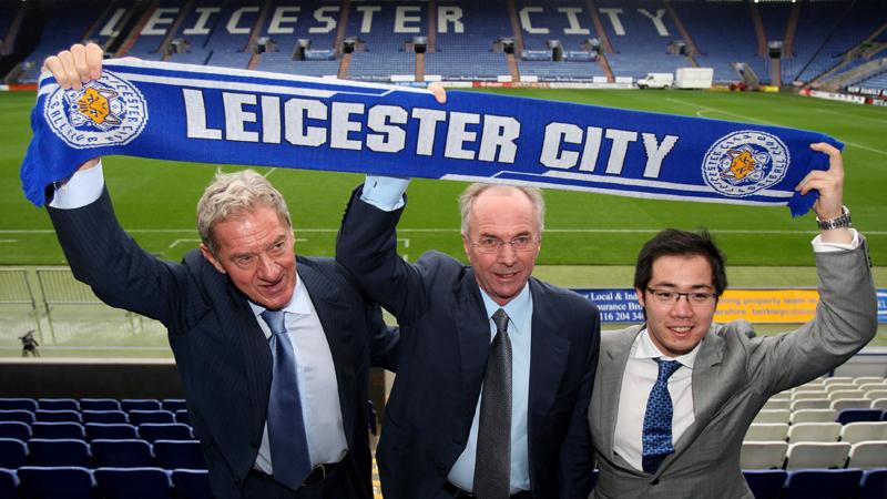 I oktober 2010 presenterades Svennis som ny tränare i storsatsande Leicester. Här tillsammans med klubbordföranden Milan Mandaric och ägaren Aiyawatt Raksriaksorn.